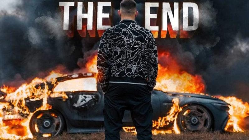 Bir YouTuber, 150 Bin Dolarlık Mercedes’ini Benzin Döküp Yaktı [Video]