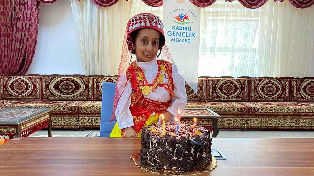 Dünyanın En Kısa Boylu Kadını Olarak Guinness Rekorlar Kitabına Giren Elif Kocaman Hayatını Kaybetti