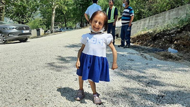 Dünyanın En Kısa Boylu Kadını Olarak Guinness Rekorlar Kitabına Giren Elif Kocaman Hayatını Kaybetti