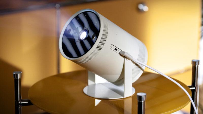 Samsung, Eğlencenin Tanımını Baştan Yazdı: Karşınızda hem Kablosuz Hoparlör hem Projeksiyon Cihazı ‘The Freestyle’