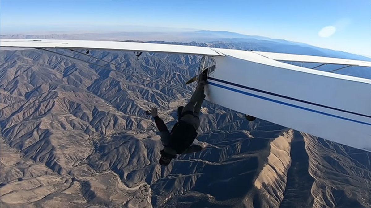 Hollywood Aksiyonunun Bi’ Tık Altı: YouTuber, Kullandığı Uçağın Motoru Durunca Selfie Çubuğu ile Uçaktan Atladı [Video]