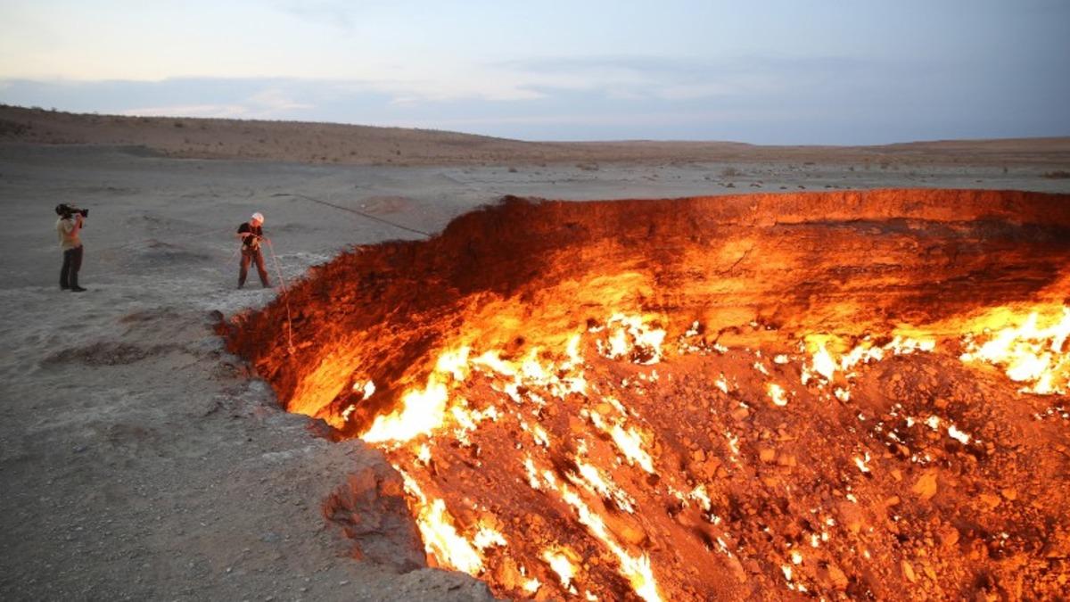 Türkmenistan’da 50 Yıldır Yanan, ’Cehennem Kapısı’ Olarak Anılan Devasa Doğal Gaz Çukurunun Söndürüleceği Açıklandı