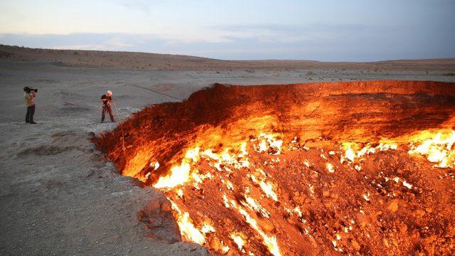 Türkmenistan’da 50 Yıldır Yanan, ’Cehennem Kapısı’ Olarak Anılan Devasa Doğal Gaz Çukurunun Söndürüleceği Açıklandı