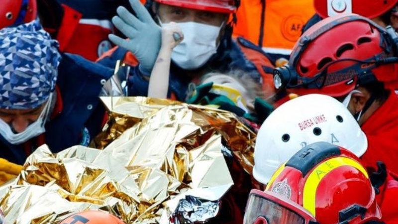 Depremzedelerin Üzerine Örtülen Sarı Örtünün Ne İşe Yaradığı Açıklandı