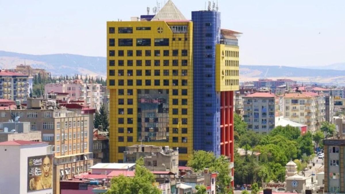 Kahramanmaraş’ta Bulunan ’Dünyanın En Saçma Binası’nın Yıkımına Başlandı