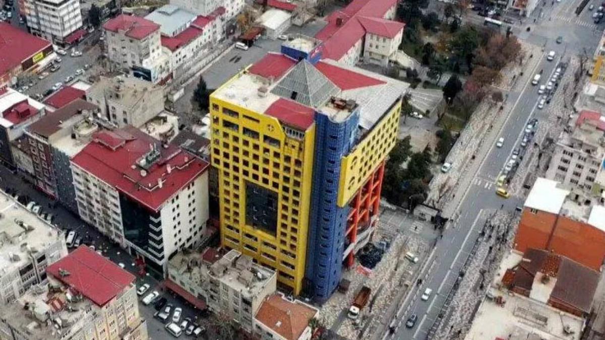 Kahramanmaraş’ta Bulunan ’Dünyanın En Saçma Binası’nın Yıkımına Başlandı
