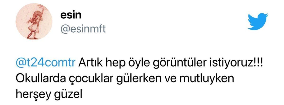 Öğrencilerine Kürsüden Şarkı Söyleyen Öğretmenin Videoları TikTok’ta Viral Oldu: İşte Gelen Tepkiler