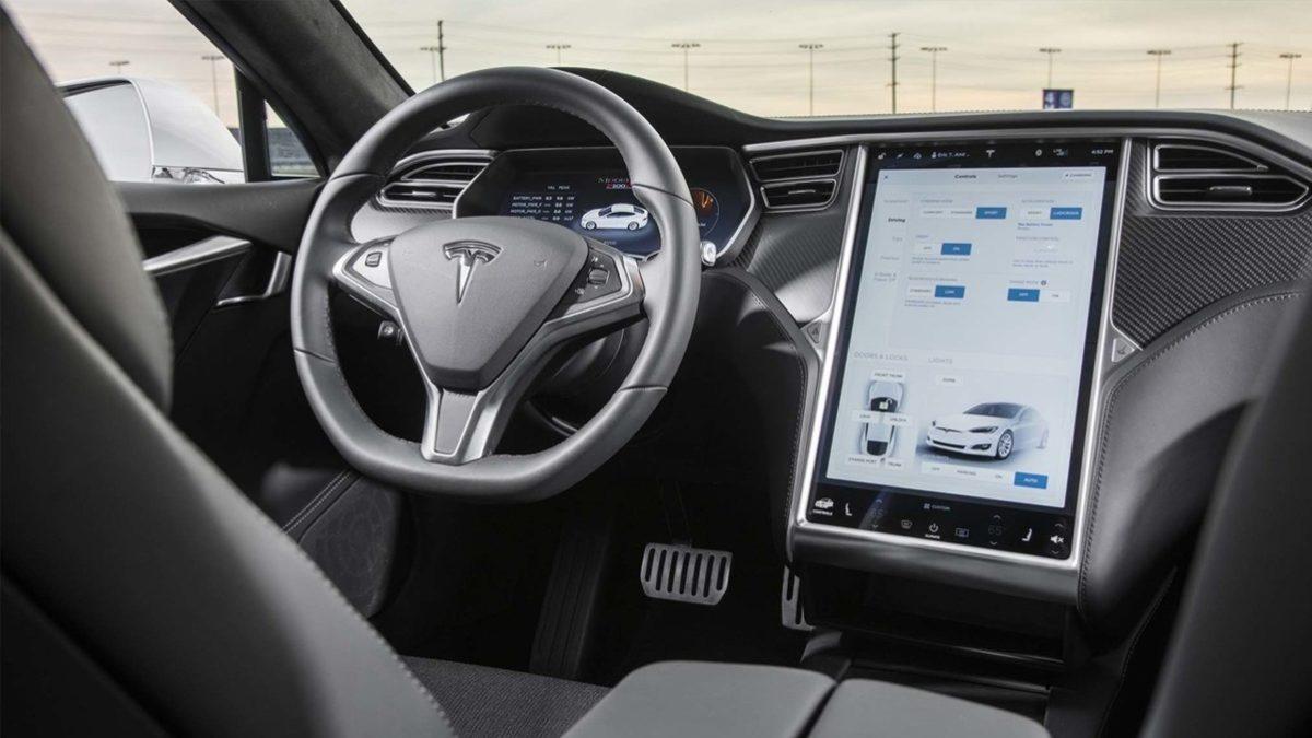 19 Yaşında Bir Genç, Dünyanın Dört Bir Yanındaki Tesla Otomobilleri Hacklediğini İddia Etti