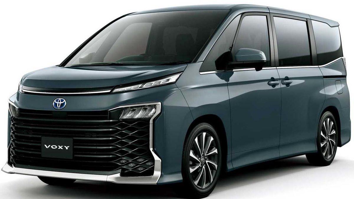 Toyota, Spor Otomobilcesine Yakışıklı Minibüsü 2022 Noah ve Voxy’yi Tanıttı