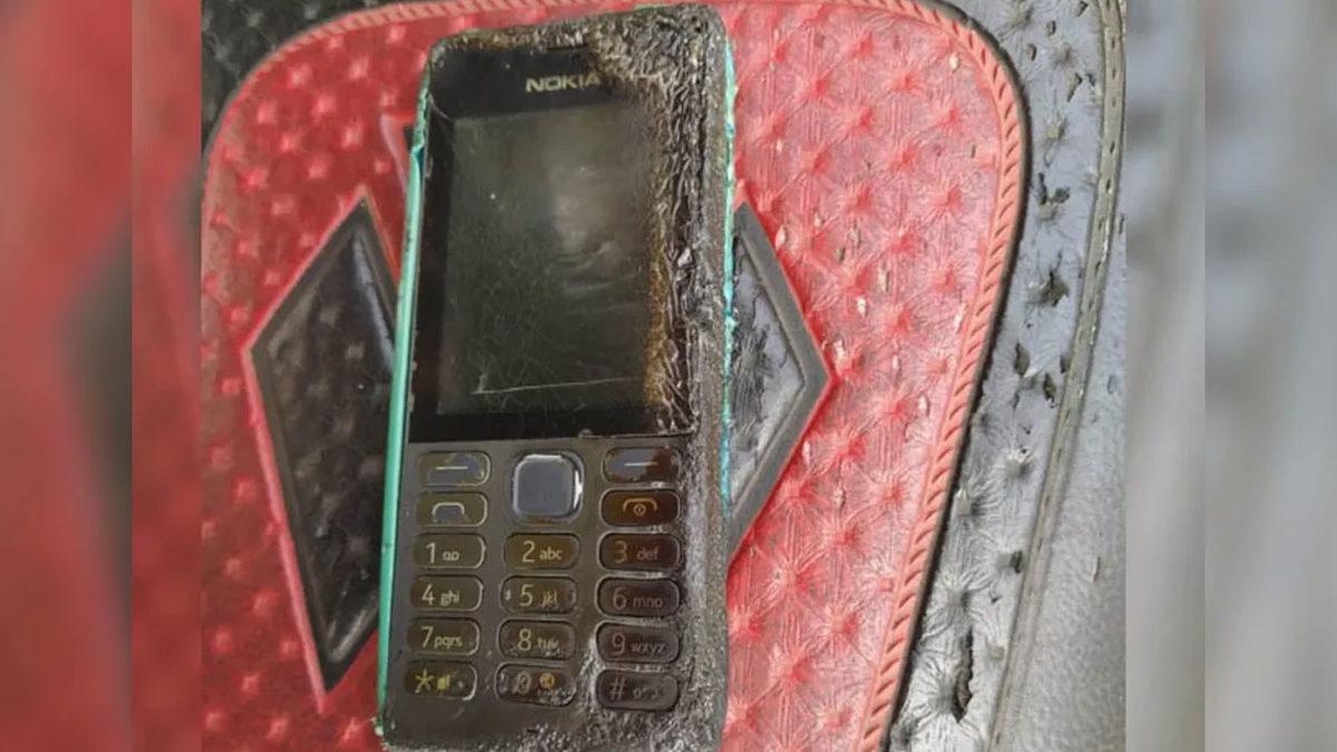 Bir Adamın Uyurken Yastığının Altına Koyduğu Nokia Telefon Alev Aldı