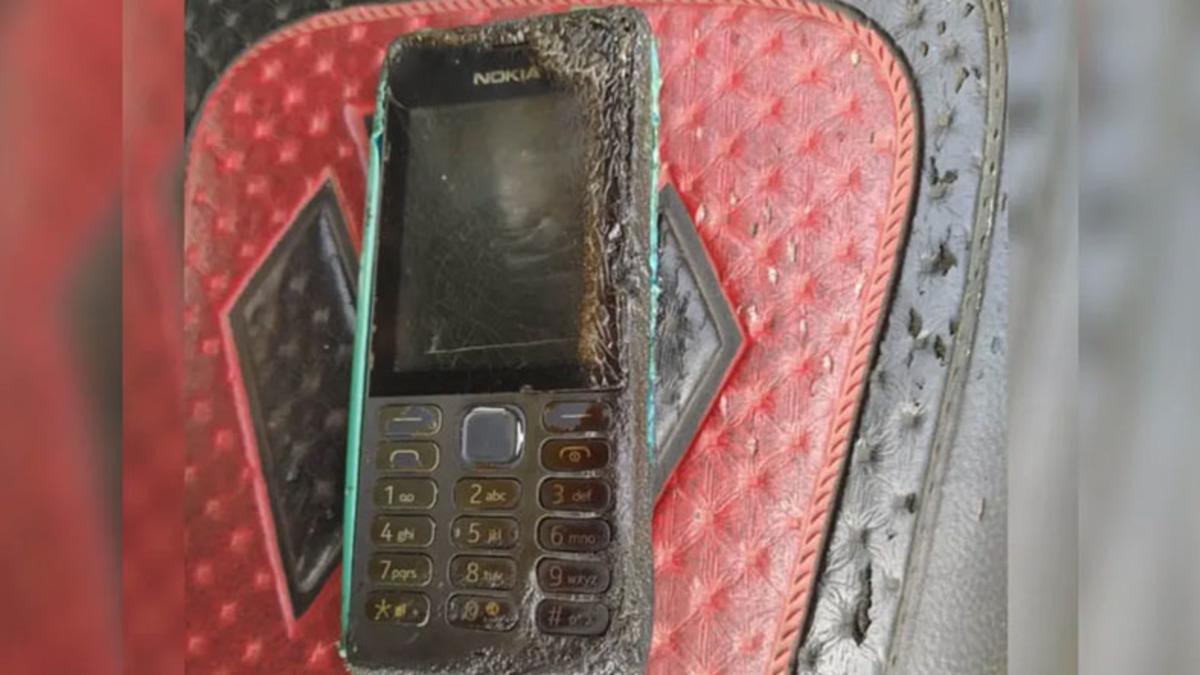 Bir Adamın Uyurken Yastığının Altına Koyduğu Nokia Telefon Alev Aldı