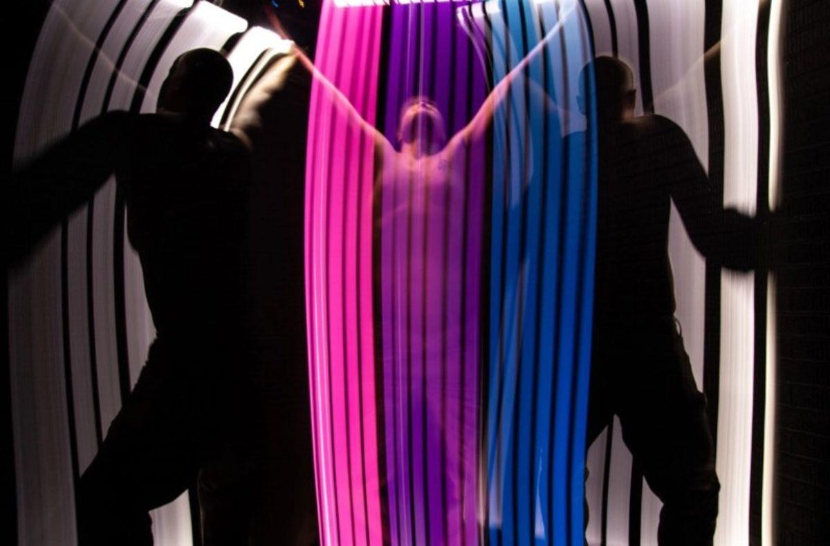 Bir Sanatçı, Işıkla Boyama Tekniğini Kullanarak Duyguların Resmini Çizdi