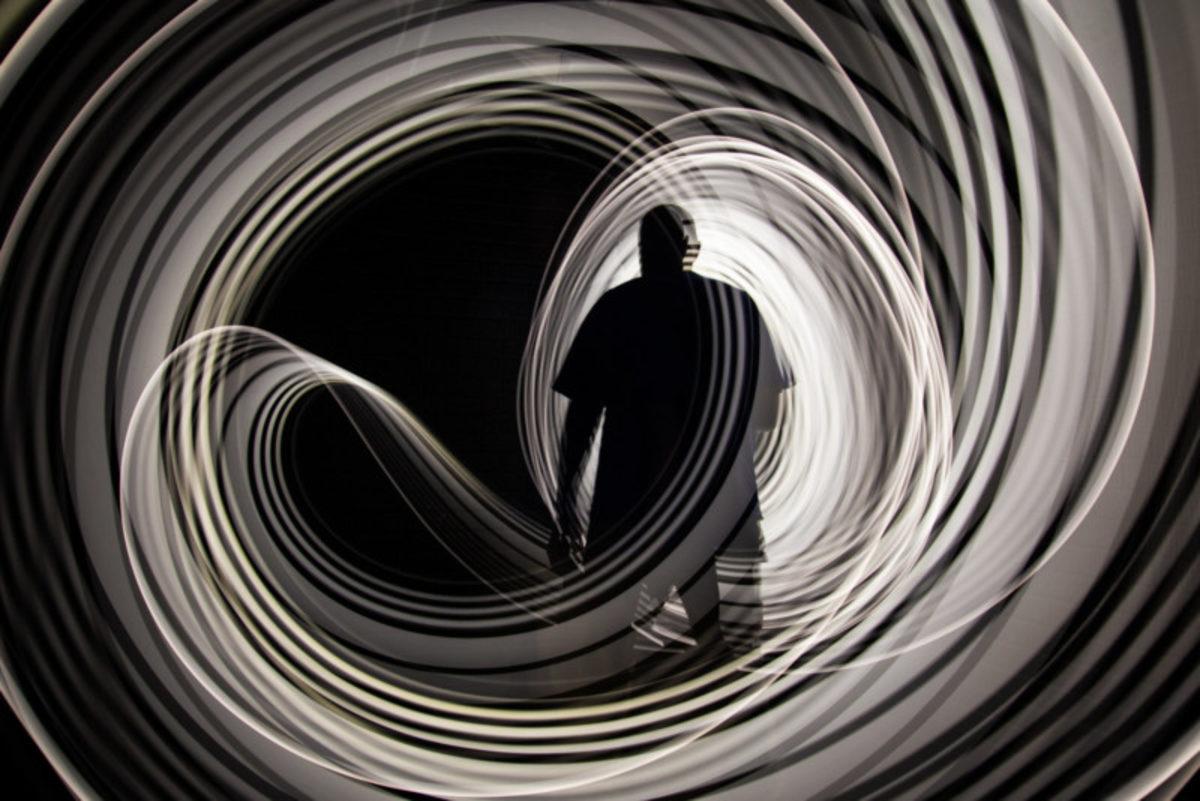 Bir Sanatçı, Işıkla Boyama Tekniğini Kullanarak Duyguların Resmini Çizdi