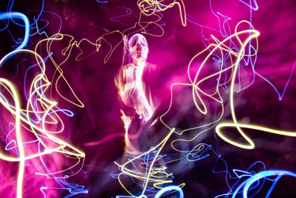 Bir Sanatçı, Işıkla Boyama Tekniğini Kullanarak Duyguların Resmini Çizdi