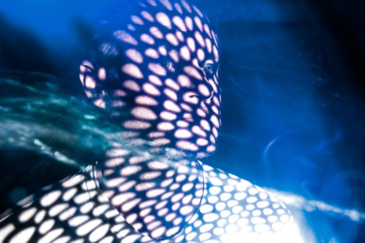 Bir Sanatçı, Işıkla Boyama Tekniğini Kullanarak Duyguların Resmini Çizdi