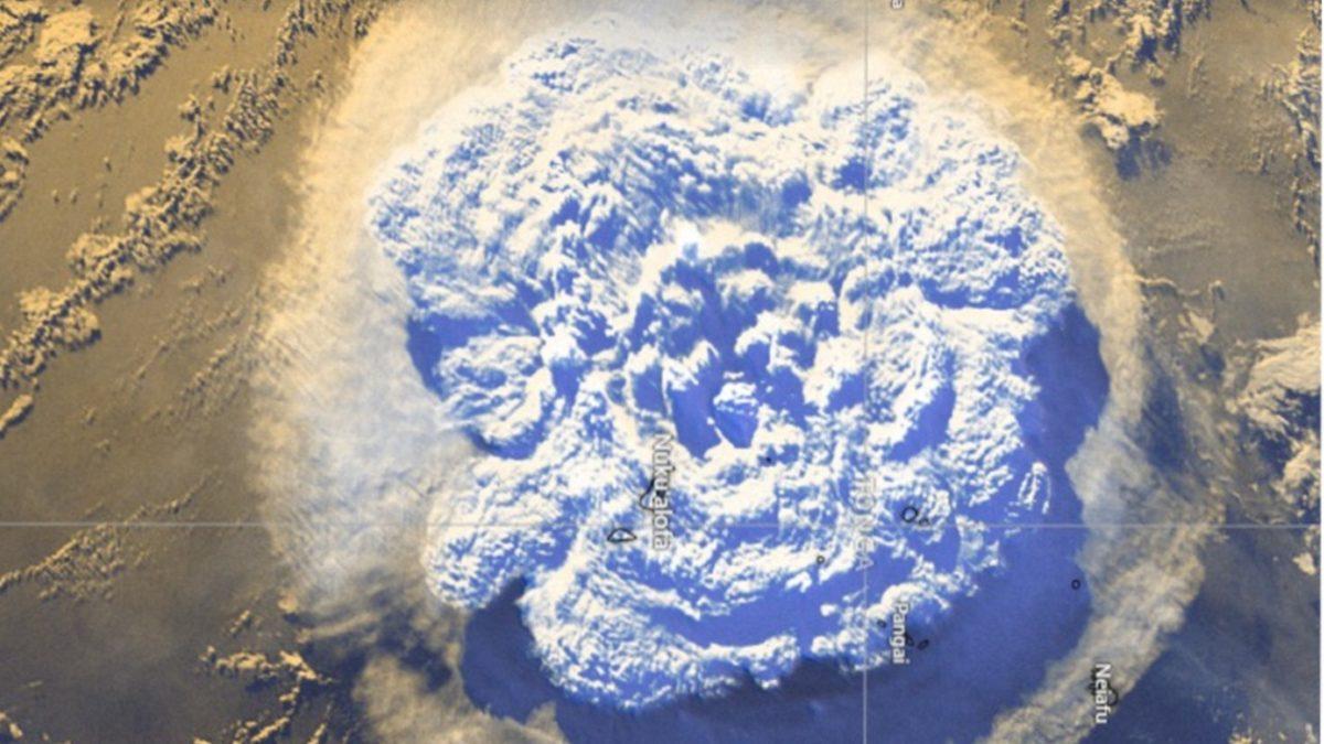 Güney Pasifik’te Dev Bir Volkan Patladı, Bölgede Tsunami Meydana Geldi: Patlama Anının Uzaydan Görüntüleri Paylaşıldı [Video]