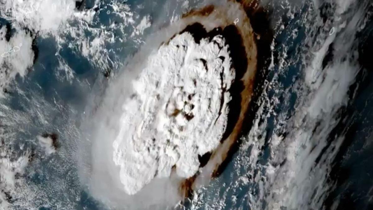 Güney Pasifik’te Dev Bir Volkan Patladı, Bölgede Tsunami Meydana Geldi: Patlama Anının Uzaydan Görüntüleri Paylaşıldı [Video]