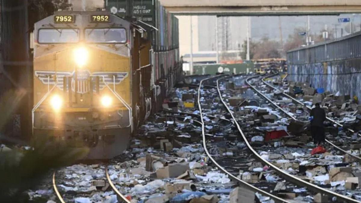 ABD’de Kaos Yaşanıyor: Amazon, FedEx ve UPS Kargolarını Taşıyan Tren Vagonları Yağmalandı