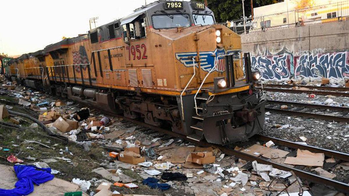 ABD’de Kaos Yaşanıyor: Amazon, FedEx ve UPS Kargolarını Taşıyan Tren Vagonları Yağmalandı