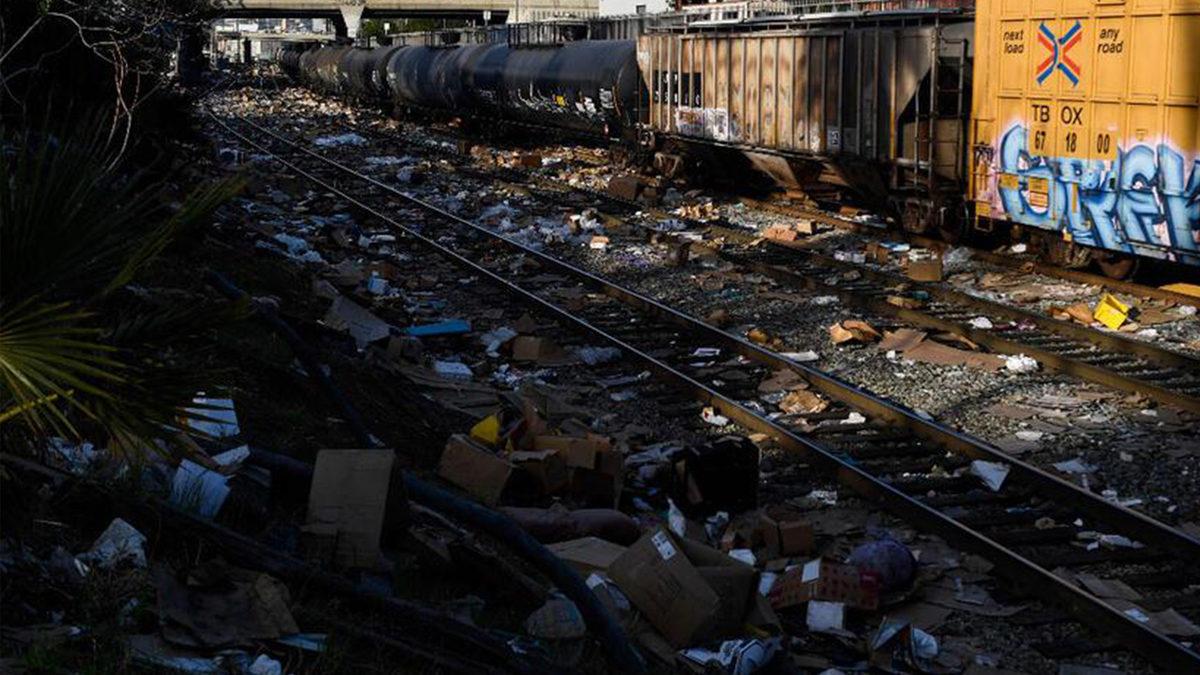ABD’de Kaos Yaşanıyor: Amazon, FedEx ve UPS Kargolarını Taşıyan Tren Vagonları Yağmalandı