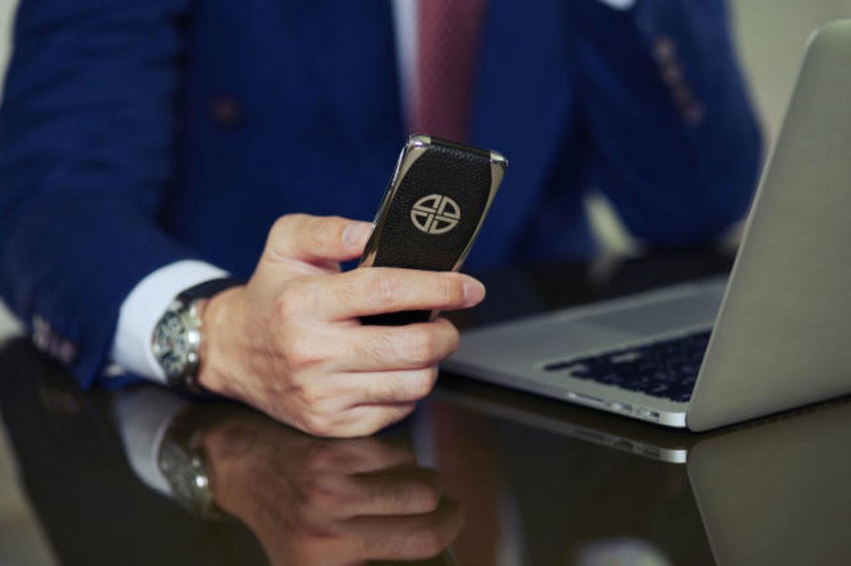 Eski Vertu Çalışanının Kurduğu Xor, İlk 