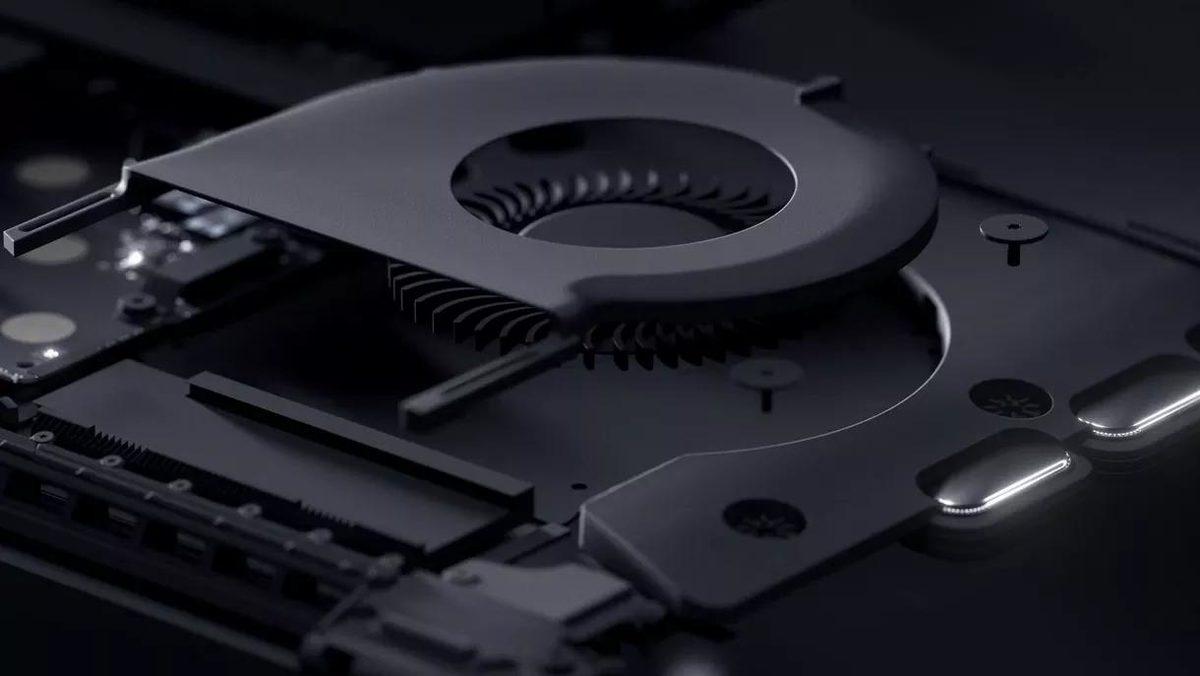 Yeni MacBook Air ile MacBook Pro Arasındaki En Büyük Fark, Bir Fan