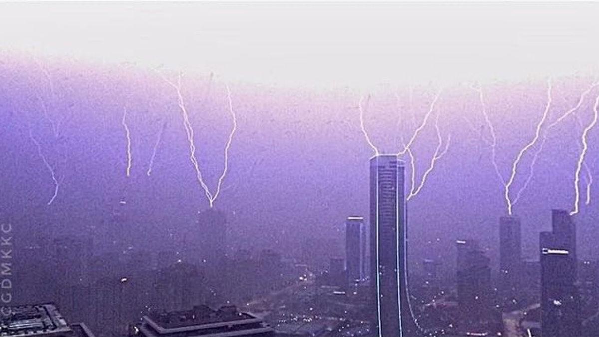 İstanbul’da Aynı Anda 8 Gökdelene Birden Yıldırım Düşen Anlar Görüntülendi: Thor Sanki Türkiye’ye Uğramış [Video]