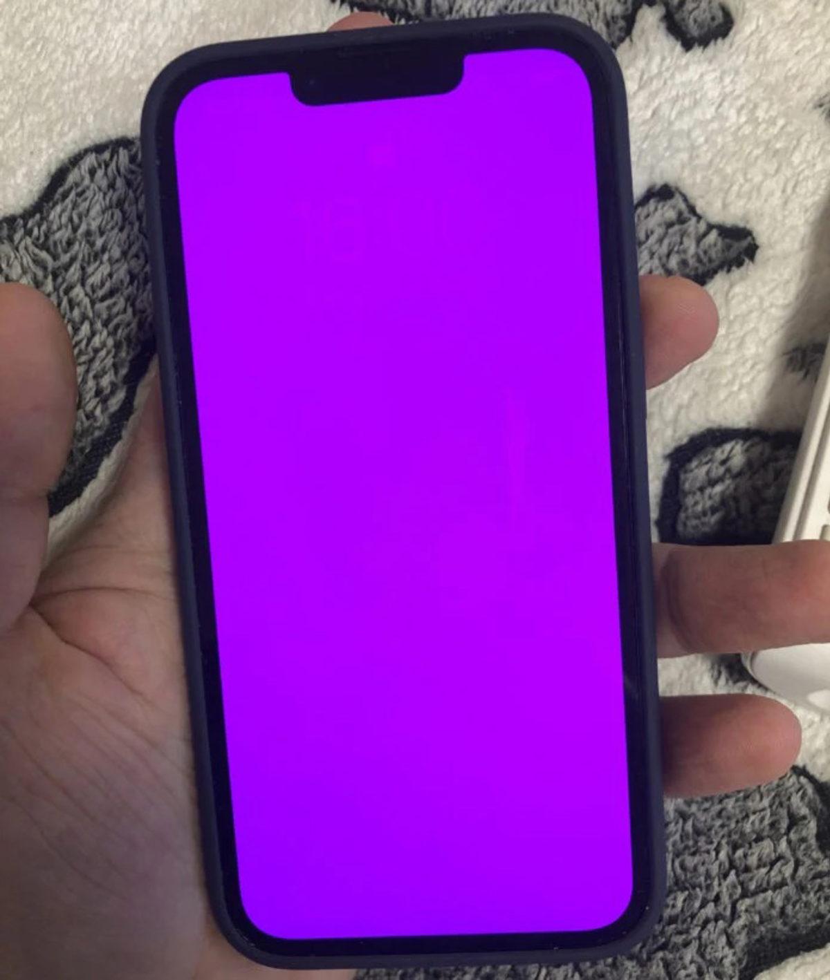 iPhone 13 Kullanıcılarına Saç Baş Yolduran Hata: Ekranlar Durup Dururken Pespembe Oluyor