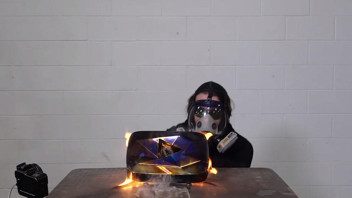 Ünlü YouTuber Hacksmith, Ürettiği Işın Kılıcıyla Elmas YouTube Plaketini Kesti [Video]