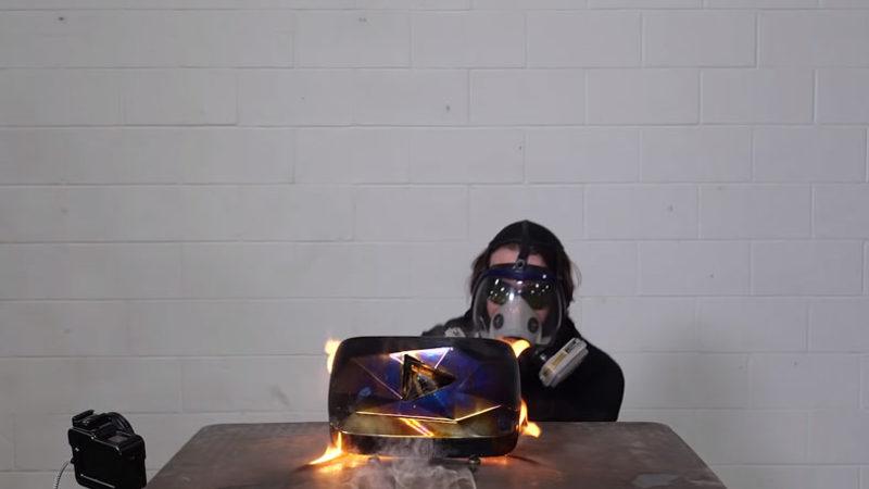 Ünlü YouTuber Hacksmith, Ürettiği Işın Kılıcıyla Elmas YouTube Plaketini Kesti [Video]