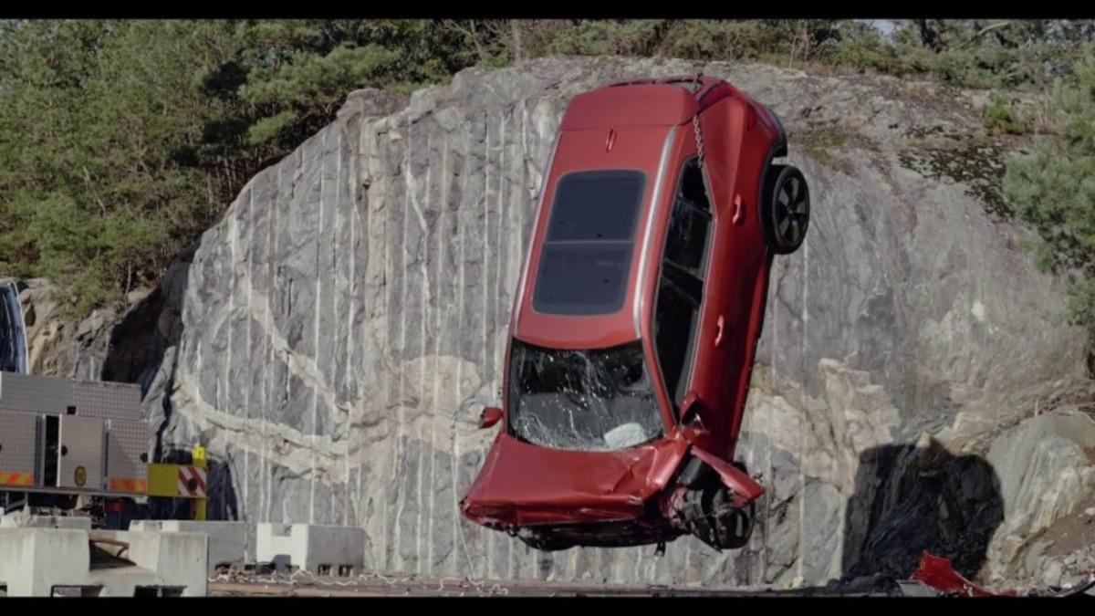 Volvo, İlkyardım Testlerinde Araçları 30 Metreden Attı (Video)