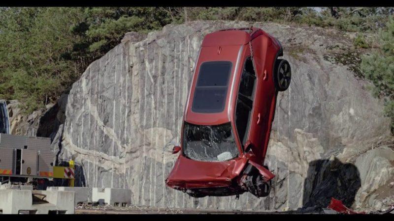 Volvo, İlkyardım Testlerinde Araçları 30 Metreden Attı (Video)