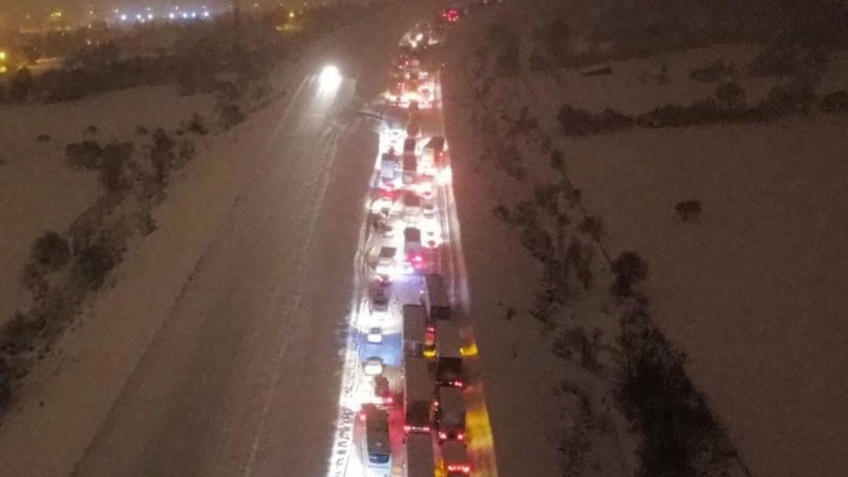 Araç Kuyruğunun 17 Kilometreye Ulaştığı TEM Otoyolundan ’Donduran’ Görüntüler