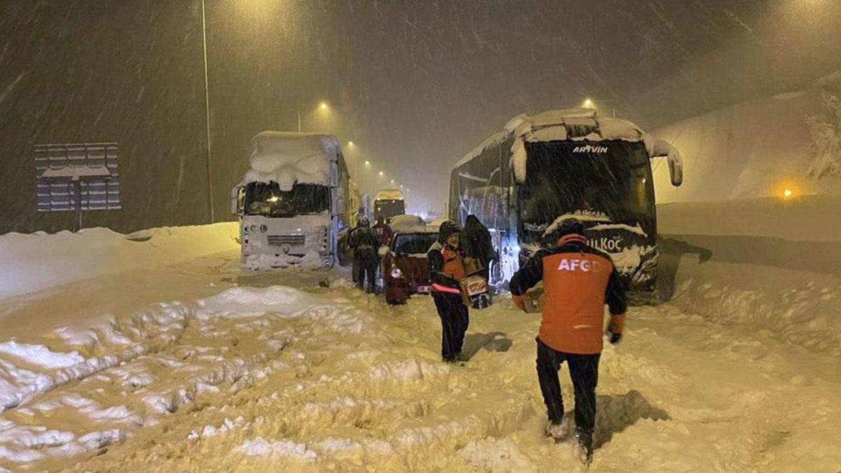 Araç Kuyruğunun 17 Kilometreye Ulaştığı TEM Otoyolundan ’Donduran’ Görüntüler