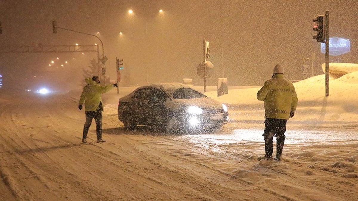 Araç Kuyruğunun 17 Kilometreye Ulaştığı TEM Otoyolundan ’Donduran’ Görüntüler