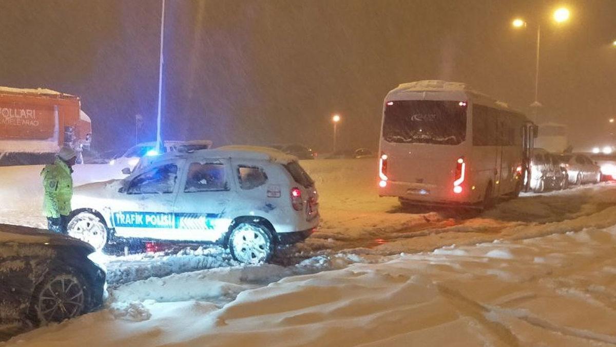 Araç Kuyruğunun 17 Kilometreye Ulaştığı TEM Otoyolundan ’Donduran’ Görüntüler