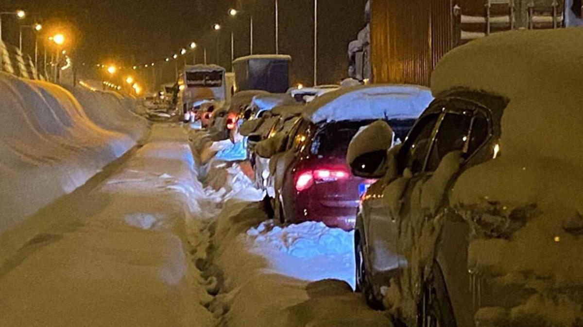 Araç Kuyruğunun 17 Kilometreye Ulaştığı TEM Otoyolundan ’Donduran’ Görüntüler