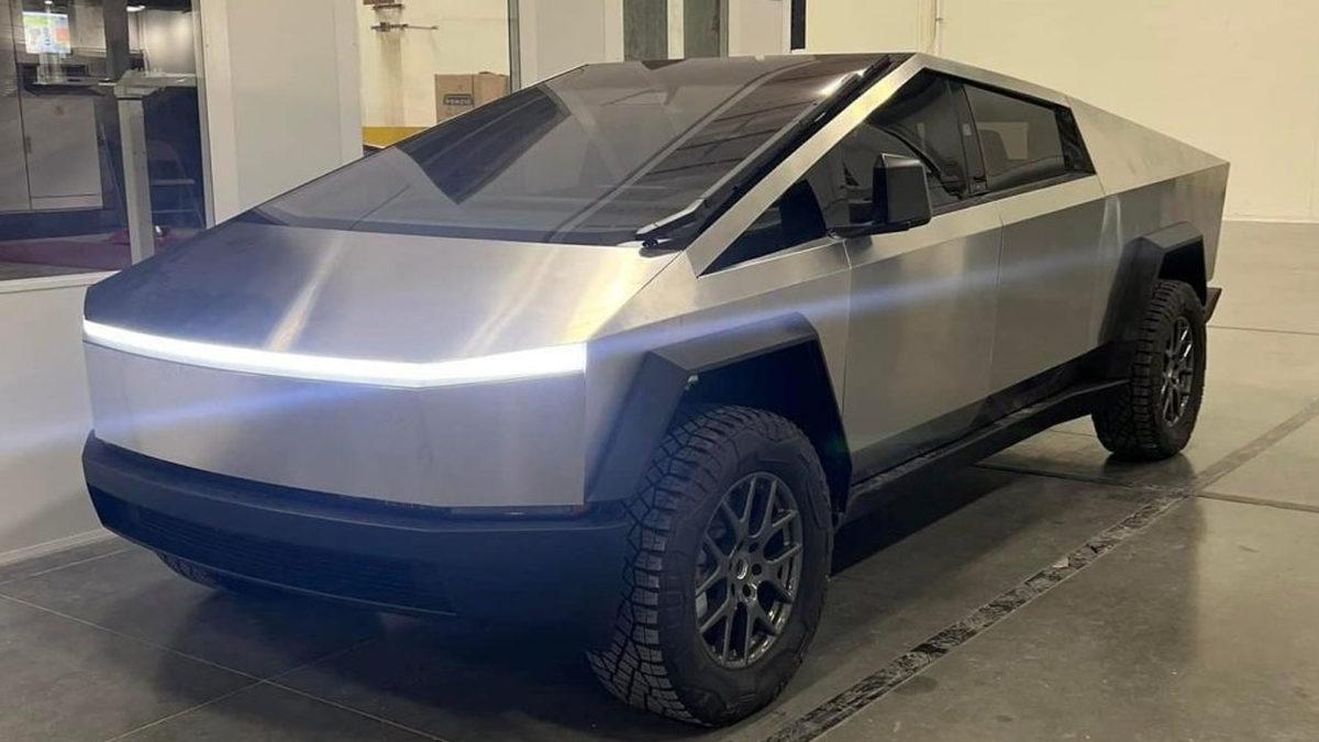 Tesla Cybertruck’ın Yenilenen Tasarımından İlk Fotoğraflar Ortaya Çıktı