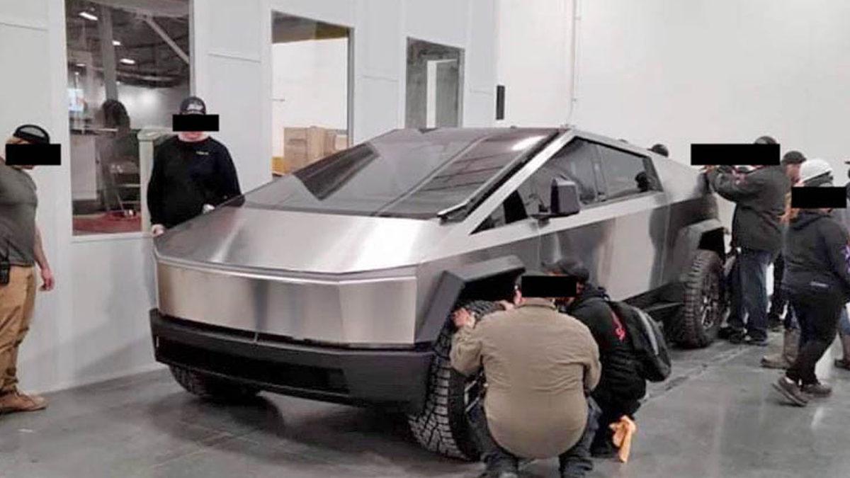Tesla Cybertruck’ın Yenilenen Tasarımından İlk Fotoğraflar Ortaya Çıktı