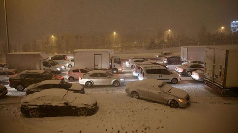İstanbul’da Kar Yağışı Nedeniyle Özel Araçların Trafiğe Çıkışı Yasaklandı