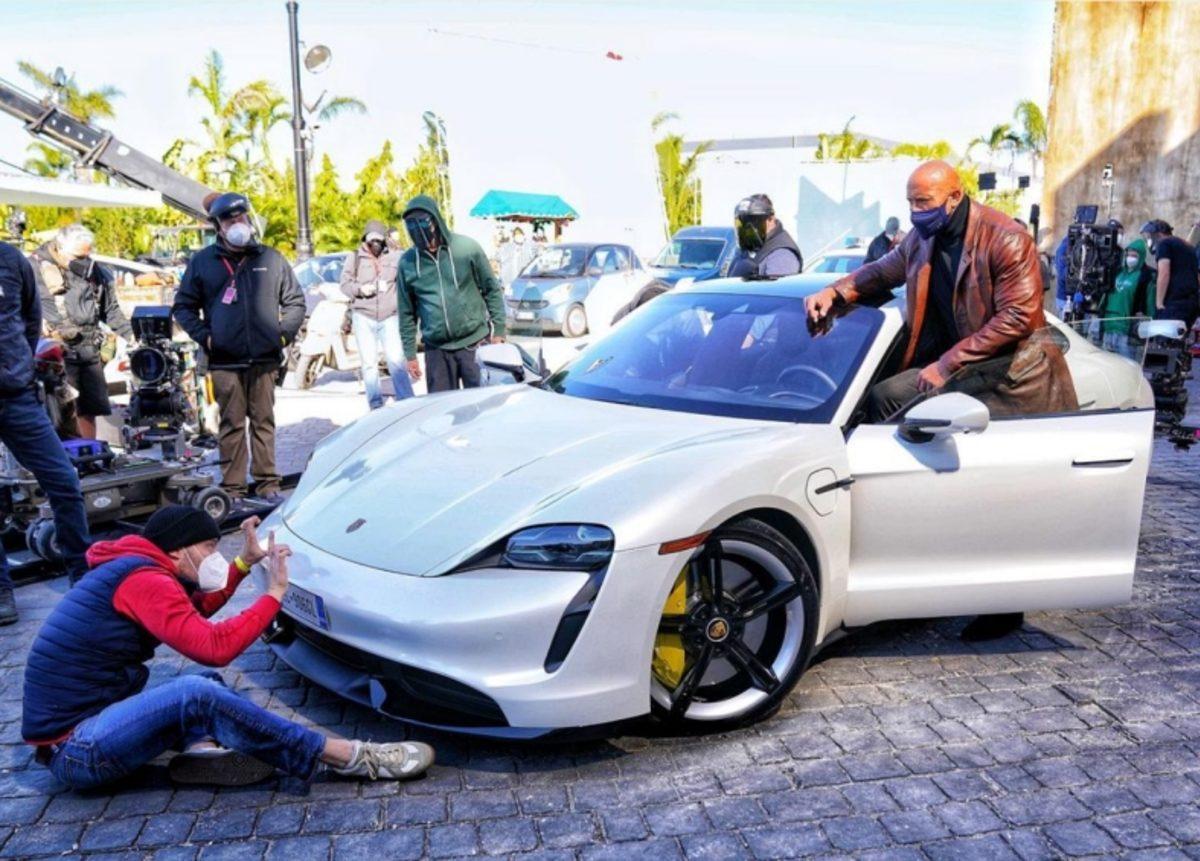 Dwayne Johnson, Yeni Filminin Çekimlerinde Porsche Taycan’a Sığamadı