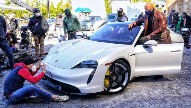 Dwayne Johnson, Yeni Filminin Çekimlerinde Porsche Taycan’a Sığamadı
