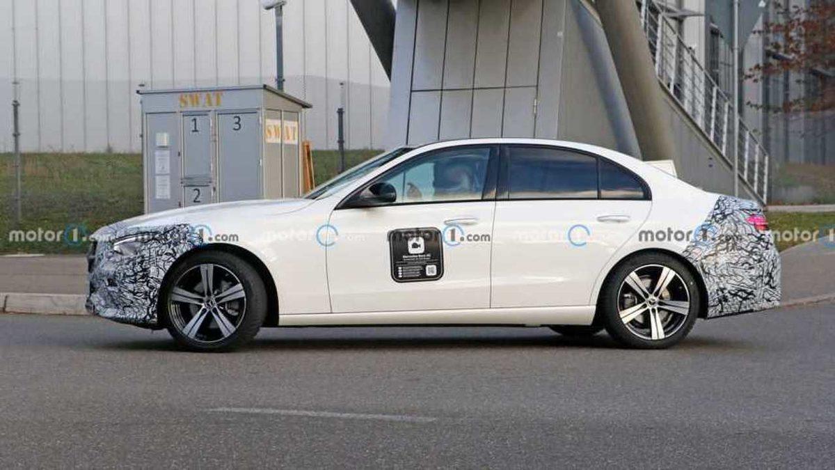Yeni Mercedes C-Serisi’nin Tasarımını Gösteren Casus Fotoğrafları Paylaşıldı