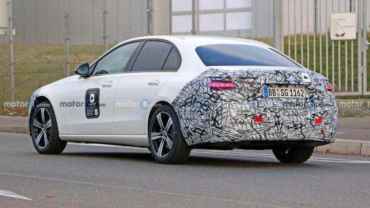 Yeni Mercedes C-Serisi’nin Tasarımını Gösteren Casus Fotoğrafları Paylaşıldı