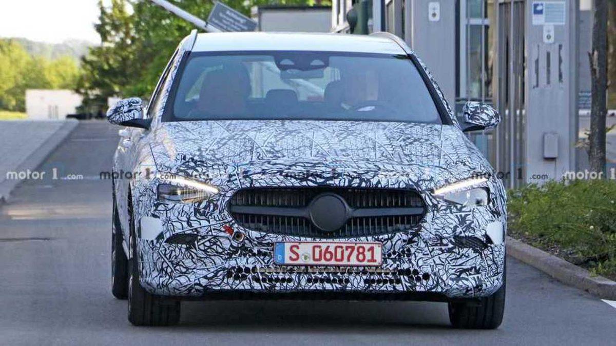Yeni Mercedes C-Serisi’nin Tasarımını Gösteren Casus Fotoğrafları Paylaşıldı
