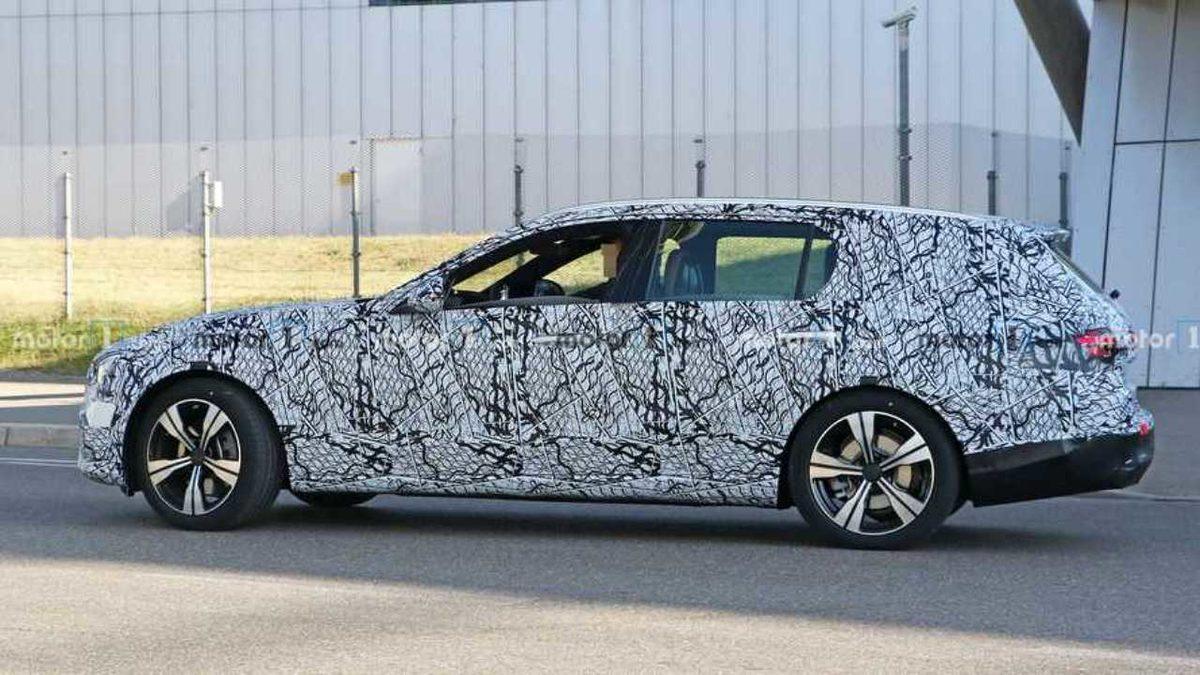 Yeni Mercedes C-Serisi’nin Tasarımını Gösteren Casus Fotoğrafları Paylaşıldı