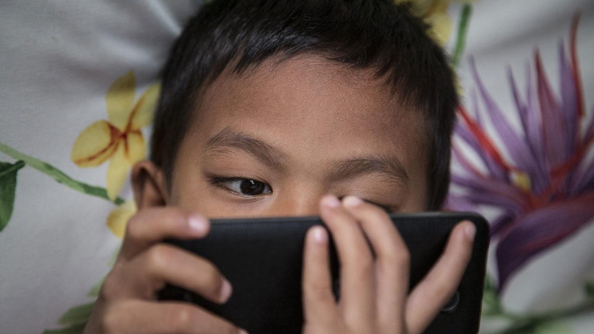 Göz Hastalıkları Uzmanından ’Hayati’ Uyarı: Çocuklarda Miyop Arttı, Telefon ve Tablet Kullanımı Sınırlandırılmalı