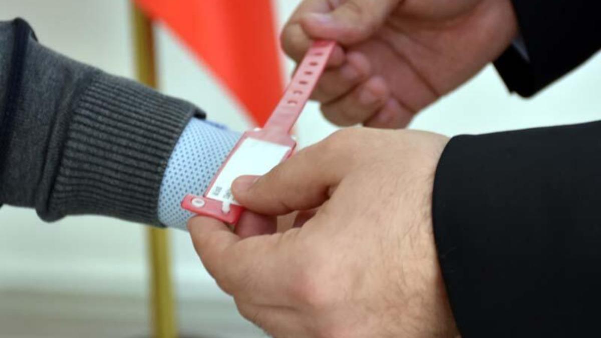 Covid-19 Vakaları İçin Elektronik Bileklikle Takip Uygulaması Başladı: Çıkarmanın Cezası 3150 TL