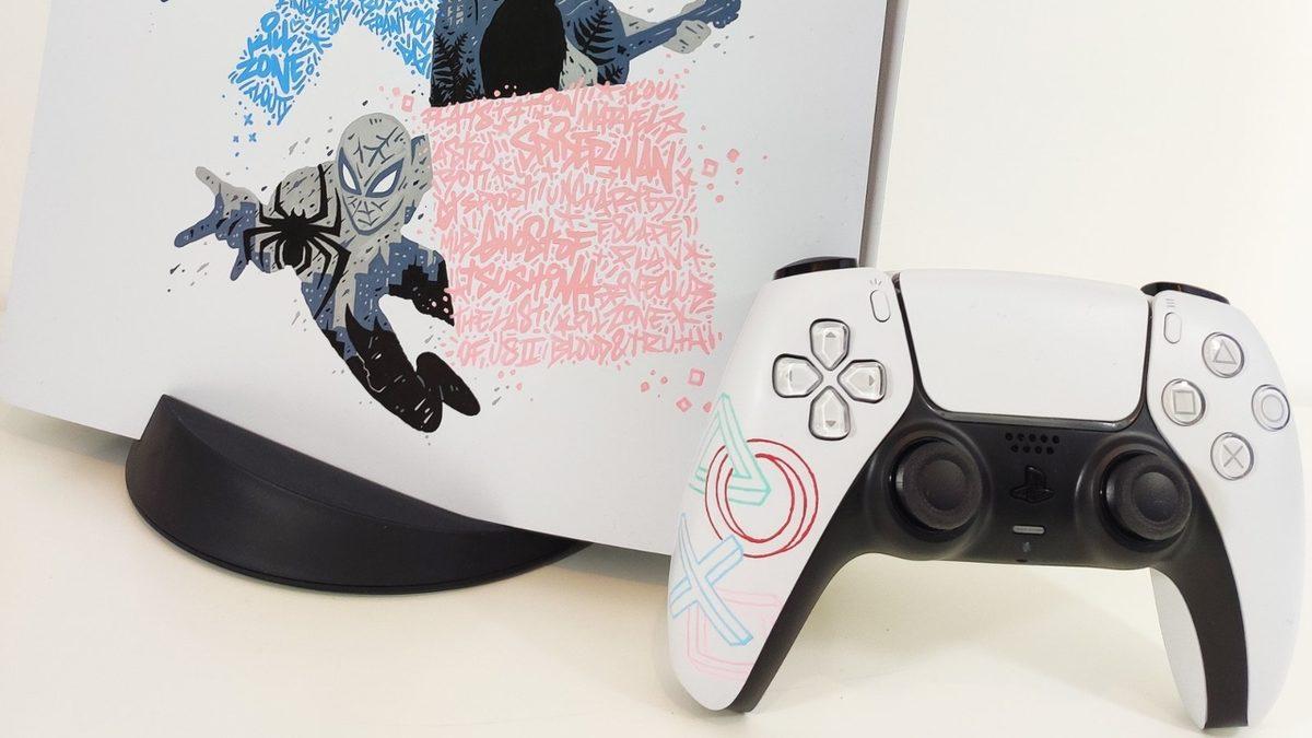 Bir Tasarımcı, Kendi Elleriyle Boyadığı Özel PlayStation 5 Tasarımını Paylaştı