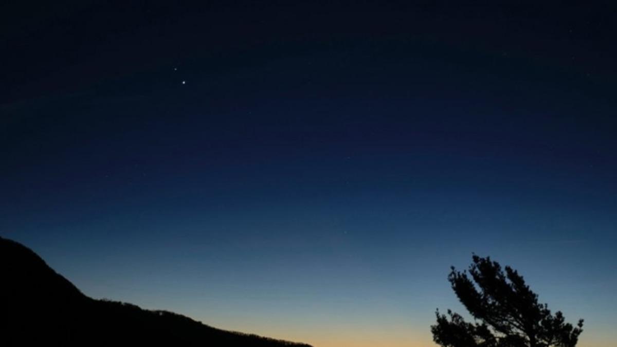 Google, Jüpiter ve Satürn’ün Bugün Gerçekleşecek Tarihi Yakınlaşması İçin Doodle Paylaştı